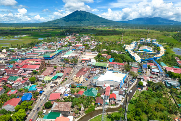 nabua, camarines sur, philippines - aérien de la ville de nabua, avec le mont iriga en arrière-plan. une municipalité de la région de bicol. - bicol photos et images de collection