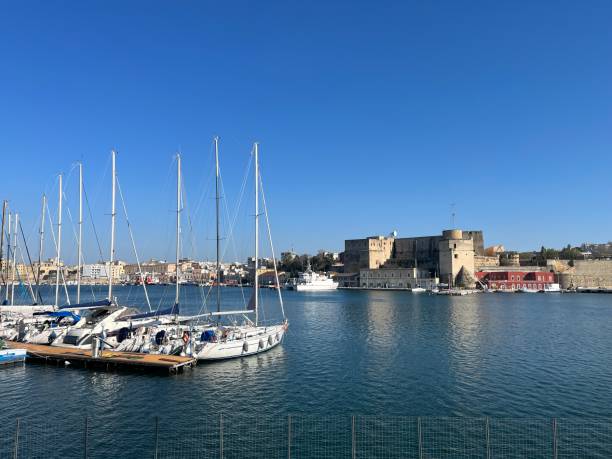 puerto de brindisi - brindisi fotografías e imágenes de stock