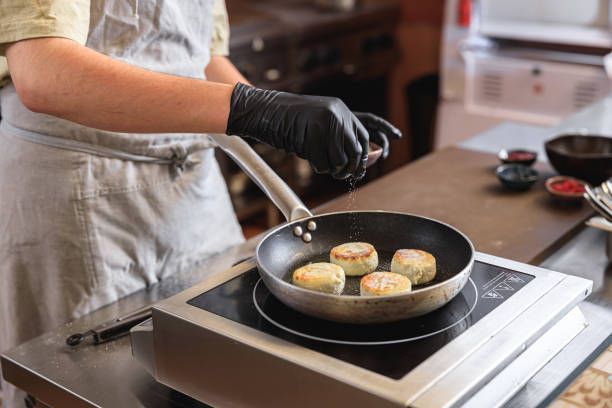 istock Professional Chef preparing cheesecakes on frying pan for breakfast in restaurant kitchen 1485357760