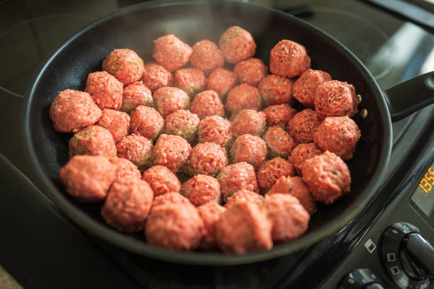 boulettes de bœuf et de porc crues frites au wok - butchers shop meatball raw beef photos et images de collection