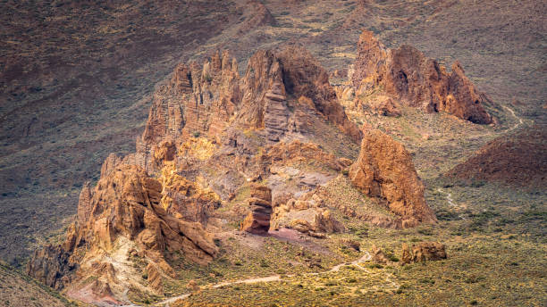 Explore the volcanic landscapes of Teide National Park with a tour, hiking the footpaths and trails around the Roques de Garcia rock formation, a must-visit landmark and tourist attraction in Tenerife explore el parque nacional del teide caminando por los senderos y senderos alrededor de la impresionante formación rocosa roques de garcía, un punto de referencia de visita obligada para los entusiastas del senderismo y el senderismo en vacaciones en ten