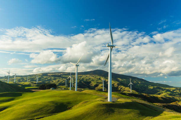 windstromerzeugung im windpark te apiti, neuseeland - windkraftanlage stock-fotos und bilder