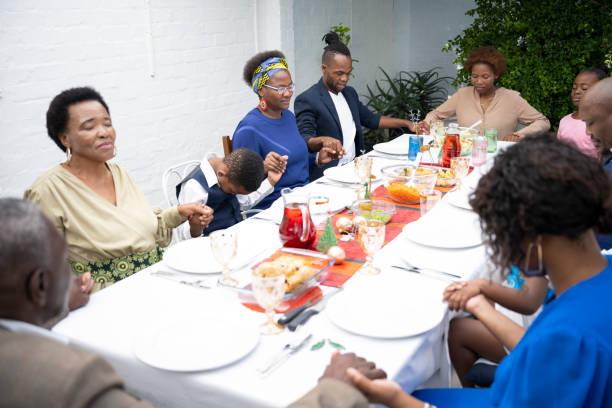 istock Multi generation family saying grace 1485371813