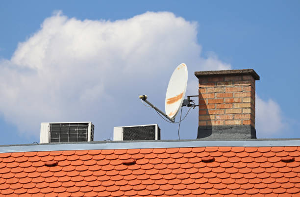 antenna and air conditioners on the roof of a house - television aerial roof antenna city imagens e fotografias de stock