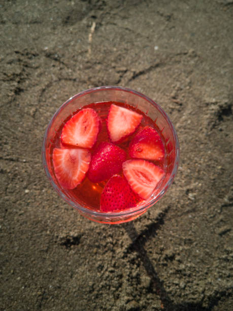 istock Strawberry cocktail on the beach 1485385797