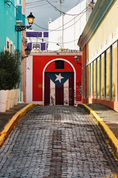 старая улица сан-хуан с флагом пуэрто-рико - 4737 стоковые фото и изображения