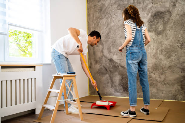 pareja caucásica renueva su nuevo apartamento - home improvement couple painting real estate fotografías e imágenes de stock