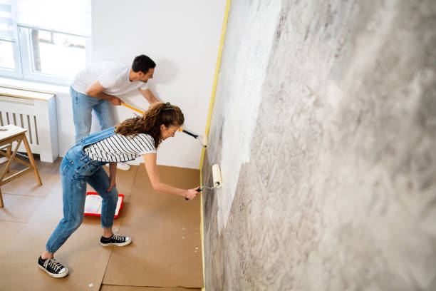 pareja caucásica renovando nuevo apartamento - home improvement couple painting real estate fotografías e imágenes de stock