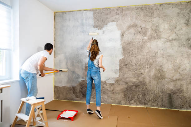 pareja caucásica renueva su nuevo apartamento - home improvement couple painting real estate fotografías e imágenes de stock