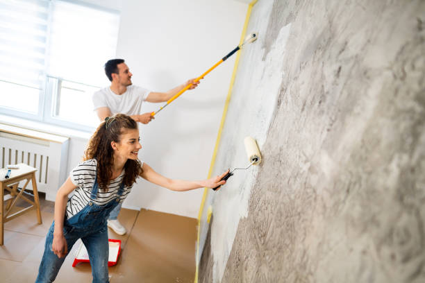 pareja caucásica renovando nuevo apartamento - home improvement couple painting real estate fotografías e imágenes de stock