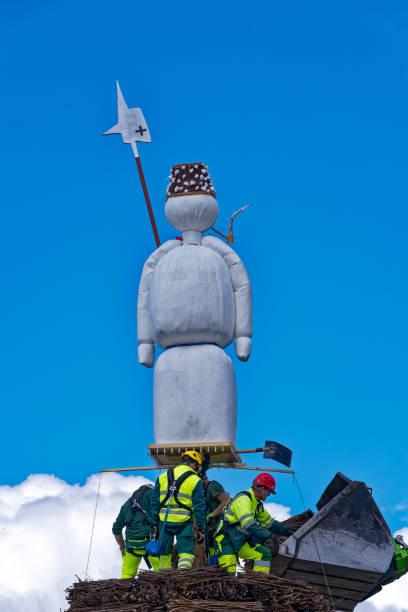 vista posteriore della scultura del pupazzo di neve nella piazza della città svizzera. - zurich switzerland snowman swiss culture foto e immagini stock