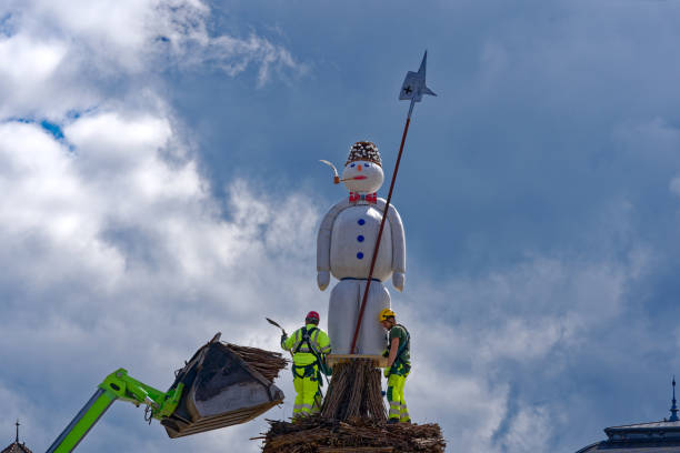 vista frontale della scultura del pupazzo di neve nella piazza della città svizzera. - zurich switzerland snowman swiss culture foto e immagini stock
