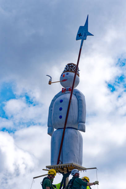 vista frontale della scultura del pupazzo di neve nella piazza della città svizzera. - zurich switzerland snowman swiss culture foto e immagini stock
