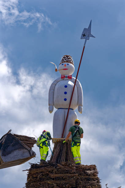 vista frontale della scultura del pupazzo di neve nella piazza della città svizzera. - zurich switzerland snowman swiss culture foto e immagini stock