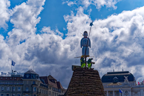 vista frontale della scultura del pupazzo di neve nella piazza della città svizzera. - zurich switzerland snowman swiss culture foto e immagini stock