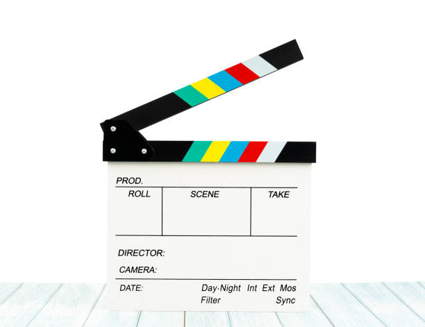 白い背景に木のテーブルにフィルムスレートまたはフライングカチンコ、クリッピングパスを保存します。 - film slate movie prop producer ストックフォトと画像