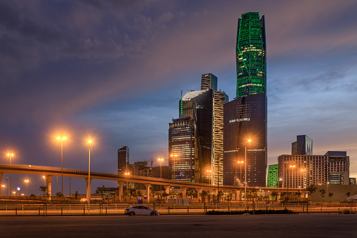 Puesta de sol detrás del centro financiero en el centro de Riad photo