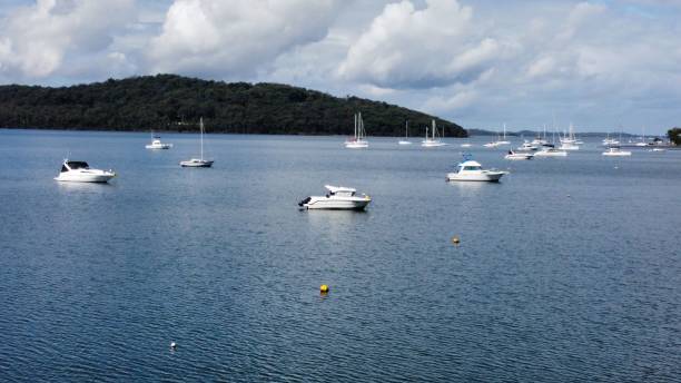 vista pintoresca de un paisaje idílico de la isla con varios veleros amarrados - harborage fotografías e imágenes de stock