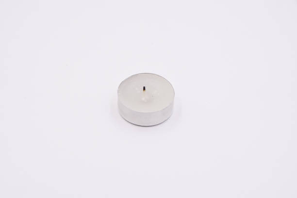 белый чай зажигает свечи с металлическим корпусом - tea light candle white single object стоковые фото и изображения