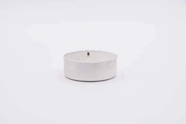 белый чай зажигает свечи с металлическим корпусом - tea light candle white single object стоковые фото и изображения