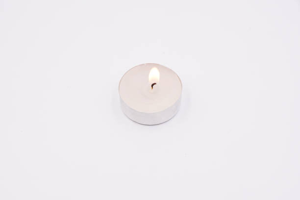 белый чай зажигает свечи с металлическим корпусом - tea light candle white single object стоковые фото и изображения