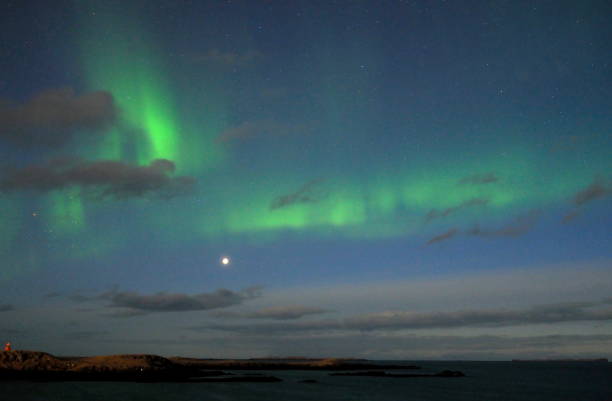 바다 위의 오로라 보리 얼리 스 - aurora borealis iceland astronomy tranquil scene 뉴스 사진 이미지