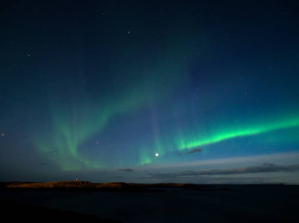 바다 위의 오로라 보리 얼리 스 - aurora borealis iceland astronomy tranquil scene 뉴스 사진 이미지