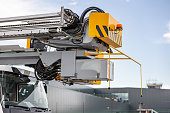 nahaufnahme-eines-hydraulischen-arms-eines-enteisungswagens.jpg?b=1&s=170x170&k=20&c=e-sWrbyRbeFC7MAzRXN4VvcycPcAXbSesXWQM-7ZVzo=