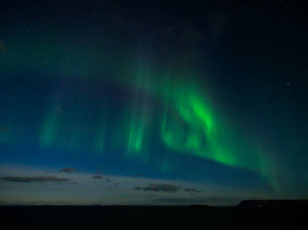 바다 위의 오로라 보리 얼리 스 - aurora borealis iceland astronomy tranquil scene 뉴스 사진 이미지