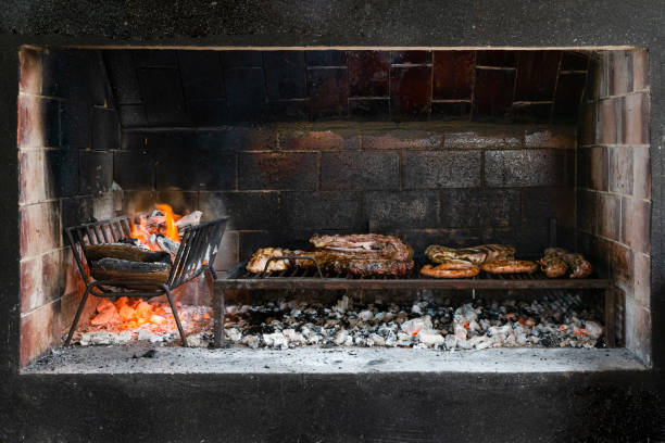 다양한 고기를 곁들인 바베큐 그릴. 아르헨티나 그릴 - argentina barbecue grill steak barbecue 뉴스 사진 이미지