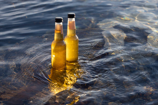 resfriando nossas bebidas no mar - torridon - fotografias e filmes do acervo