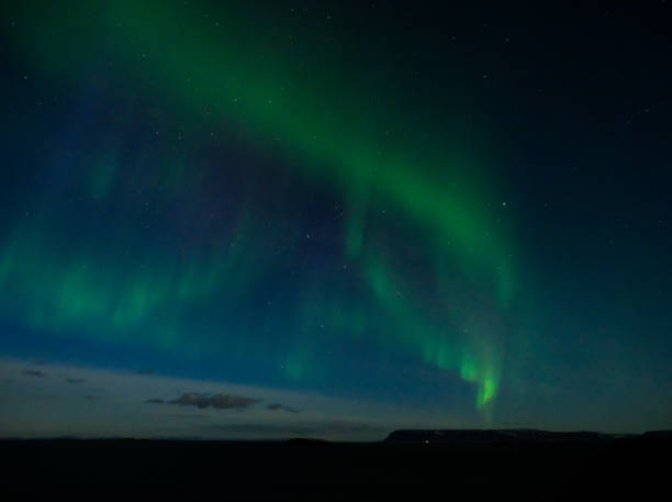 바다 위의 오로라 보리 얼리 스 - aurora borealis iceland astronomy tranquil scene 뉴스 사진 이미지