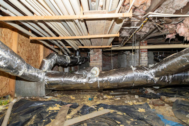 duto de ar condicionado trabalho sob casa em espaço crawl - furnace air conditioner air duct repairing - fotografias e filmes do acervo