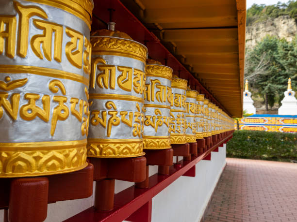 tambores de oração budistas giratórios ou rodas de oração em um mosteiro - tibetan script fotos - fotografias e filmes do acervo