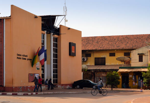 französisches kulturzentrum (ccfbg), bissau, guinea-bissau - guinea bissau flag stock-fotos und bilder