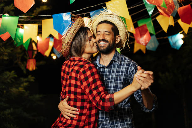 couples brésiliens portant des vêtements traditionnels pour festa junina - festival de juin - danse sous le ciel nocturne - cowboy hat photos photos et images de collection