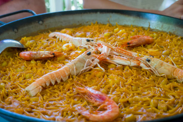 vista de cerca de una auténtica paella de mariscos fideua de valencia. (es una deliciosa paella de mariscos de fideos) - fideua fotografías e imágenes de stock