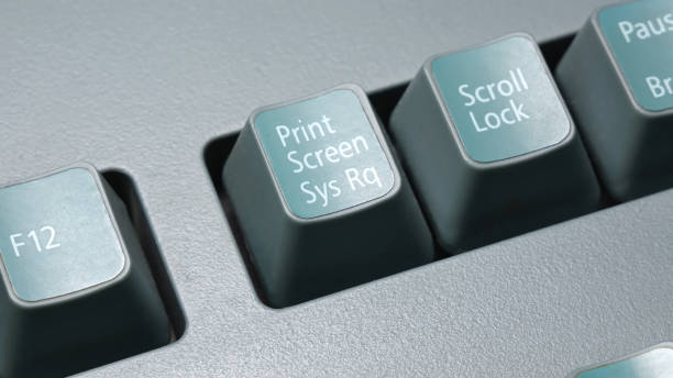 Print screen key on an old retro desktop PC computer keyboard, closeup. Printscreen, screenshot, screencap or screengrab simple abstract concept, symbol, nobody. Saving screen image conceptual shot imprimir tecla de pantalla en un viejo teclado retro de computadora de escritorio, primer plano. imprimir pantalla, captura de pantalla, captura de pantalla o captura de pantalla simple concepto abstracto, símbolo, nadie. captura conceptual de la imagen d
