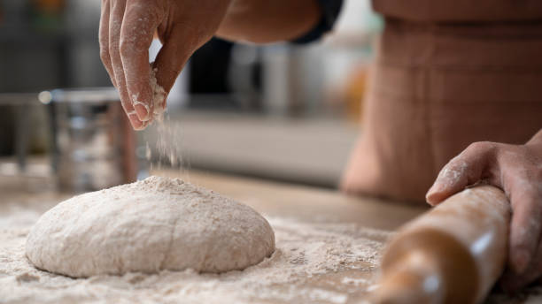 manos de mujer amasando masa en la cocina - bakers yeast fotografías e imágenes de stock