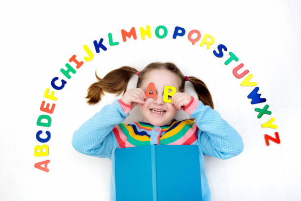 kinder lernen buchstaben des alphabets und lesen - english game stock-fotos und bilder