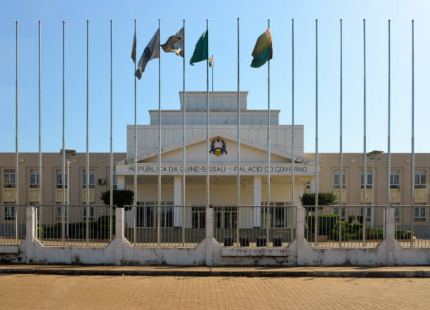 本庁舎、ビサウ、ギニアビサウ - guinea bissau flag ストックフォトと画像