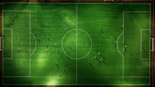 vista aerea, atleta della squadra di futsal di un campo di calcio, stadio all'aperto aereo in erba artificiale. - lawn ball circle green foto e immagini stock