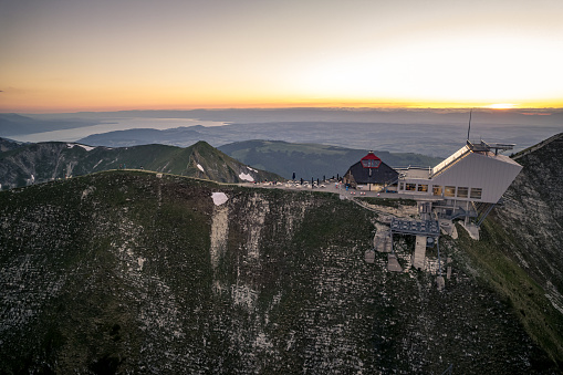 Le téléphérique emmène au sommet du Moléson en quelques instants. De là-haut, une vue étourdissante vous offre le panorama le plus complet de Suisse romande avec plus de 1000 points de vue, du lac Léman au Mont-Blanc et de la région des 3 lacs aux fameux sommets de l'Oberland Bernois.