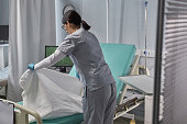 krankenschwester-macht-bett-auf-der-kran