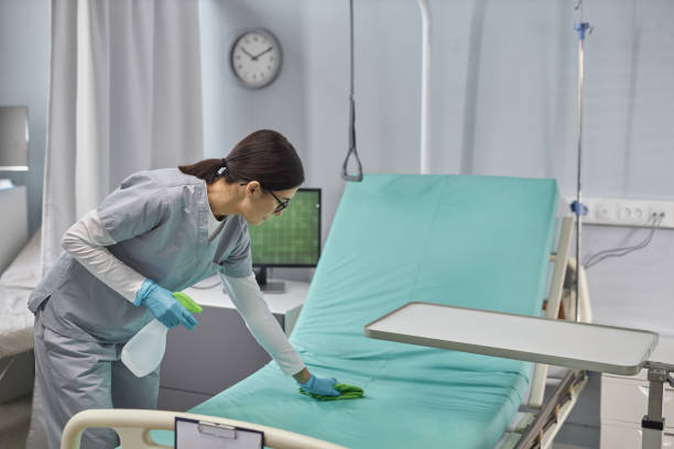 istock Nurse cleaning bed with sanitizer in ward 1485542112