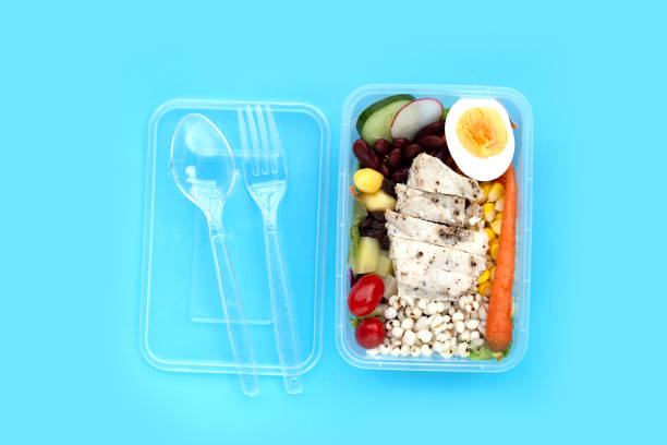 istock Salad with meat and vegetables in plastic package box 1485546535