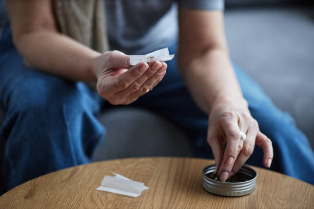 istock Unrecognizable adult woman rolling cigarette 1485546718