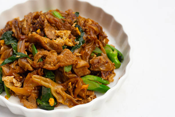 istock Stir-fried rice noodles with soy sauce and pork 1485593020