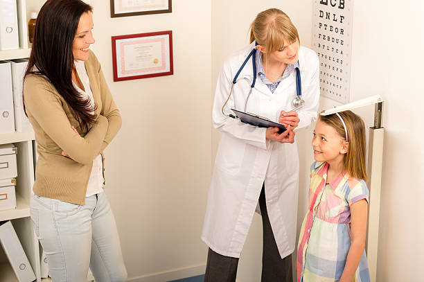 Medizinische check-up an pediatrist Mädchen Maß Höhe – Foto