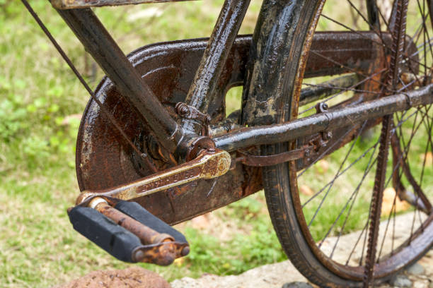 An overall partial close-up of an old rusty bicycle